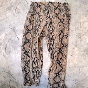 Snake Print Comfort Stretch Capri Leggings 🐍